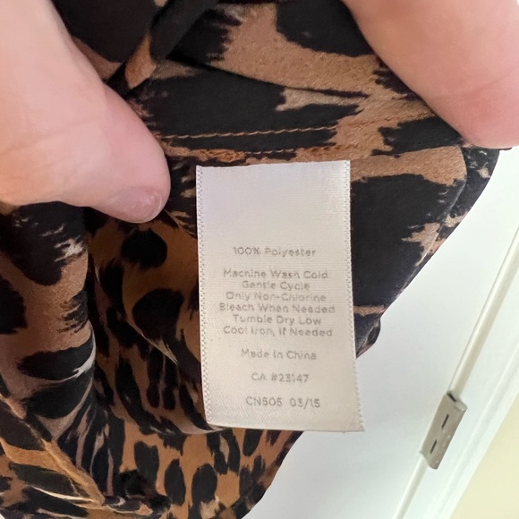 Plus Size Talbots Leopard Print Blouse Like New Size 2x with Roll Tab Sleeve - Picture 5 of 8